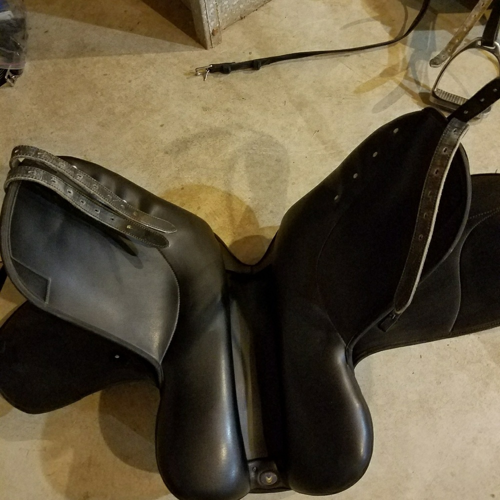 English/dressage saddle - Picture 2 of 2